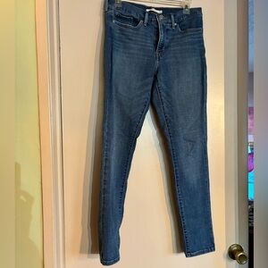 311 Shaping Skinny Jeans.